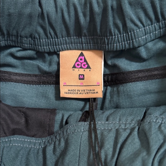 Nike ACG Dark Green Cargo Shorts - Picture 3 of 7